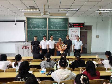 会议室里的人们 AI 生成的内容可能不正确。